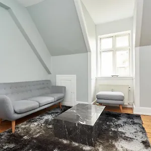 Stylish 5 Person Flat In Vibrant Urban Area Apartment