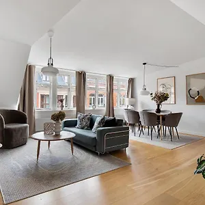 Sanders Leaves - Precious Two-bedroom Penthouse In Downtown Apartment